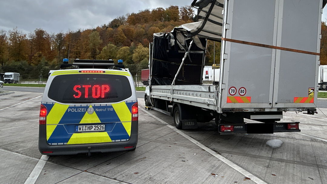 Lastwagen fährt trotz Schäden weiter: In Frankreich in Unfall verwickelt