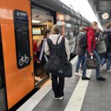 Personen verlassen eine Regionalbahn. (Symbolbild)