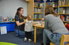 Zum Abschluss hatte Astrid Apmann (l.) für die Kinder und Mamas eine kleine Bastelaktion vorbereitet.