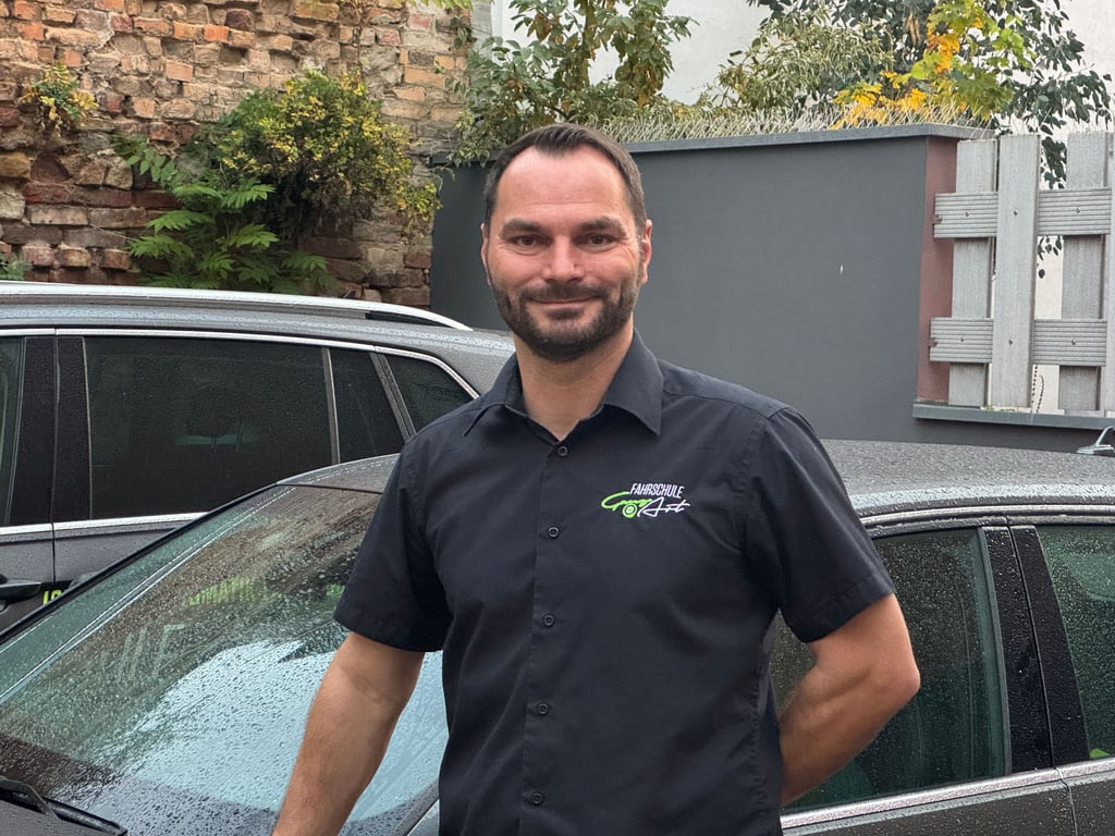 Fahrlehrer Marco Rauchhaupt leitet seit 2016 die Fahrschule GangArt in Halle. Der 47-Jährige erlebt, wie sich Ausbildung, Kosten und Ansprüche der Fahrschüler verändert haben.