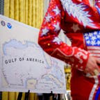 Symbolik der neuen amerikanischen Ambitionen in Lateinamerika: Trump hat den Golf von Mexiko in «Gulf of America» umbenannt. Szene aus dem Oval Office mit einem amerikanischen Entertainer.