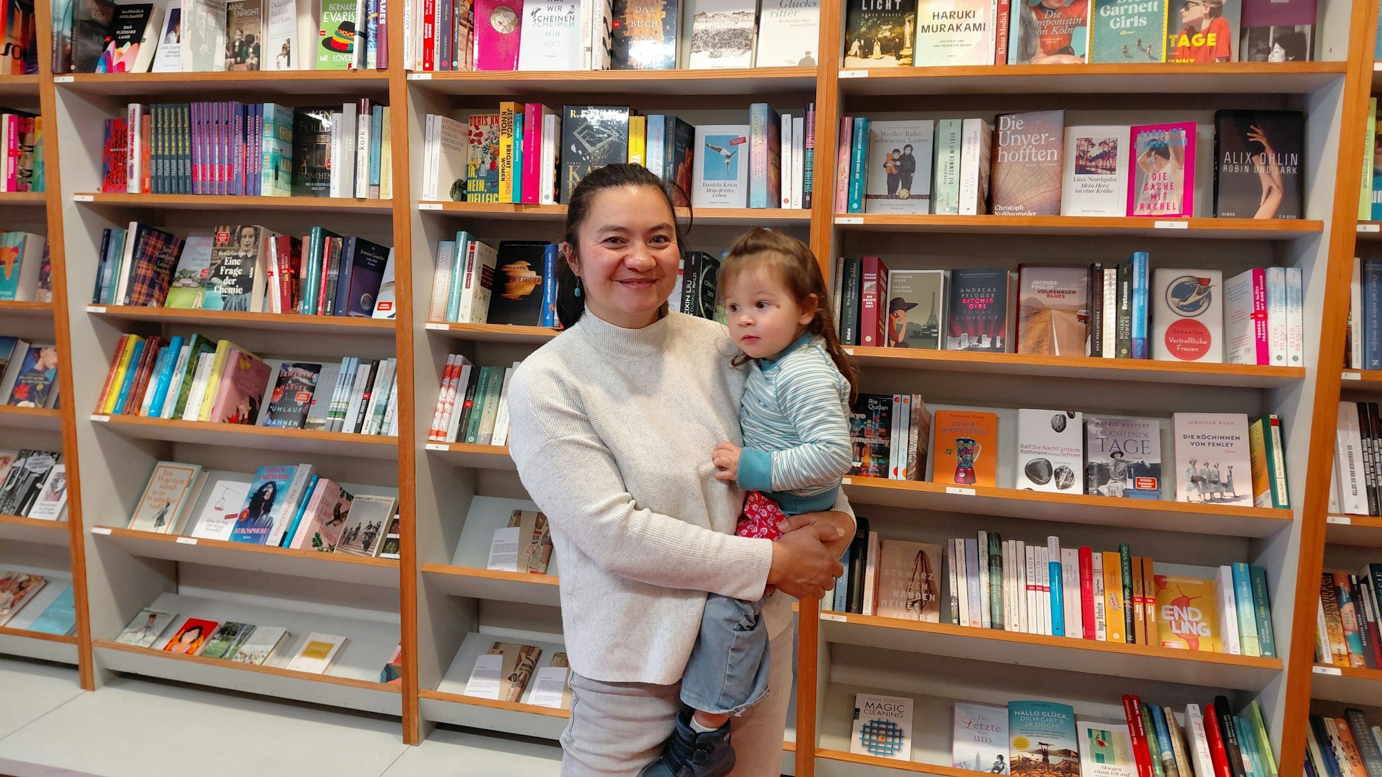 Elizaveta Khan leitet den „Buchladen Kalker Hauptstraße“ – und Tochter Kiki hilft gerne.
