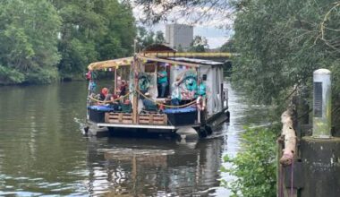Ein Boot auf dem Fluss Leine