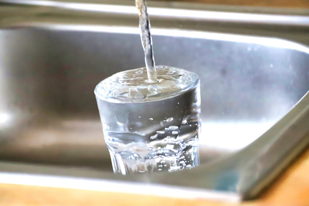 Trinkwasser fließt in ein Glas. Foto: Volkmann