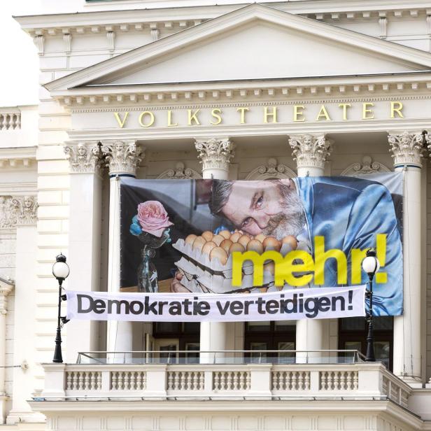 Transparent, Demo zur Verteidigung der Demokratie am Volkstheater in Wien, Österreich.