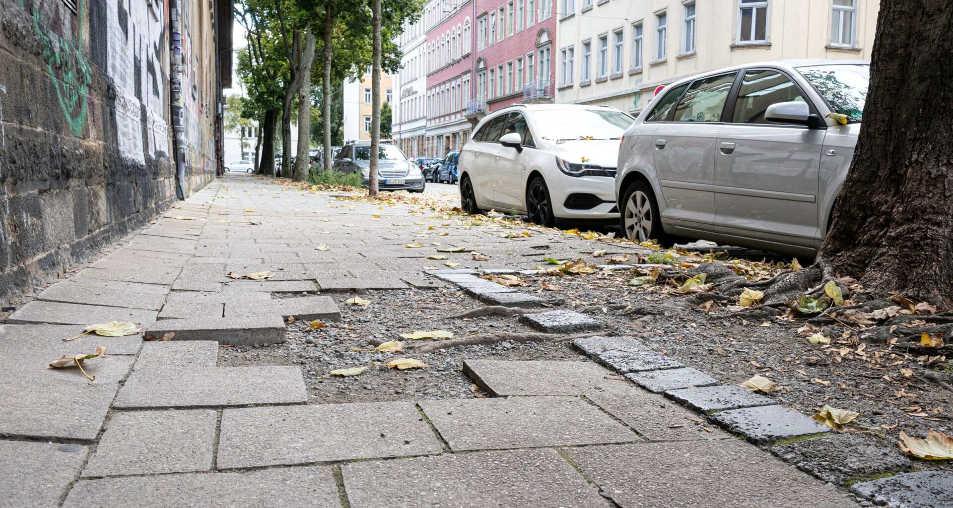 Der Gehweg an der Friedensstraße kann derzeit nur ganz vorsichtig begangen werden - Foto: Sebastian Diehl