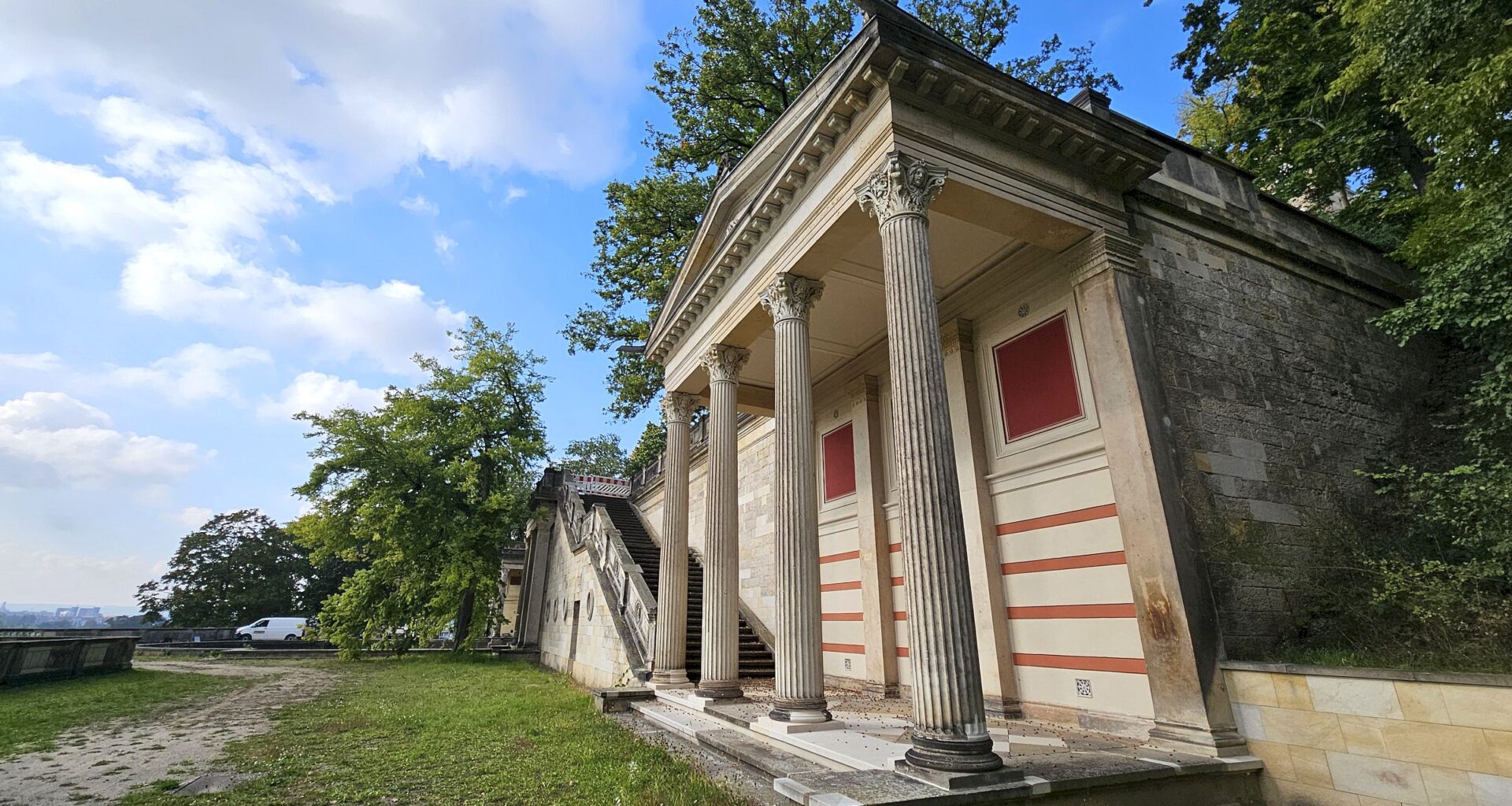 Der Portikus Ost wurde bereits saniert. Die gleiche Farbgebung wird später auch an den Kollonaden zu sehen sein. Foto: Stadtverwaltung Dresden