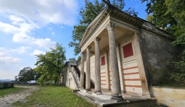 Der Portikus Ost wurde bereits saniert. Die gleiche Farbgebung wird später auch an den Kollonaden zu sehen sein. Foto: Stadtverwaltung Dresden