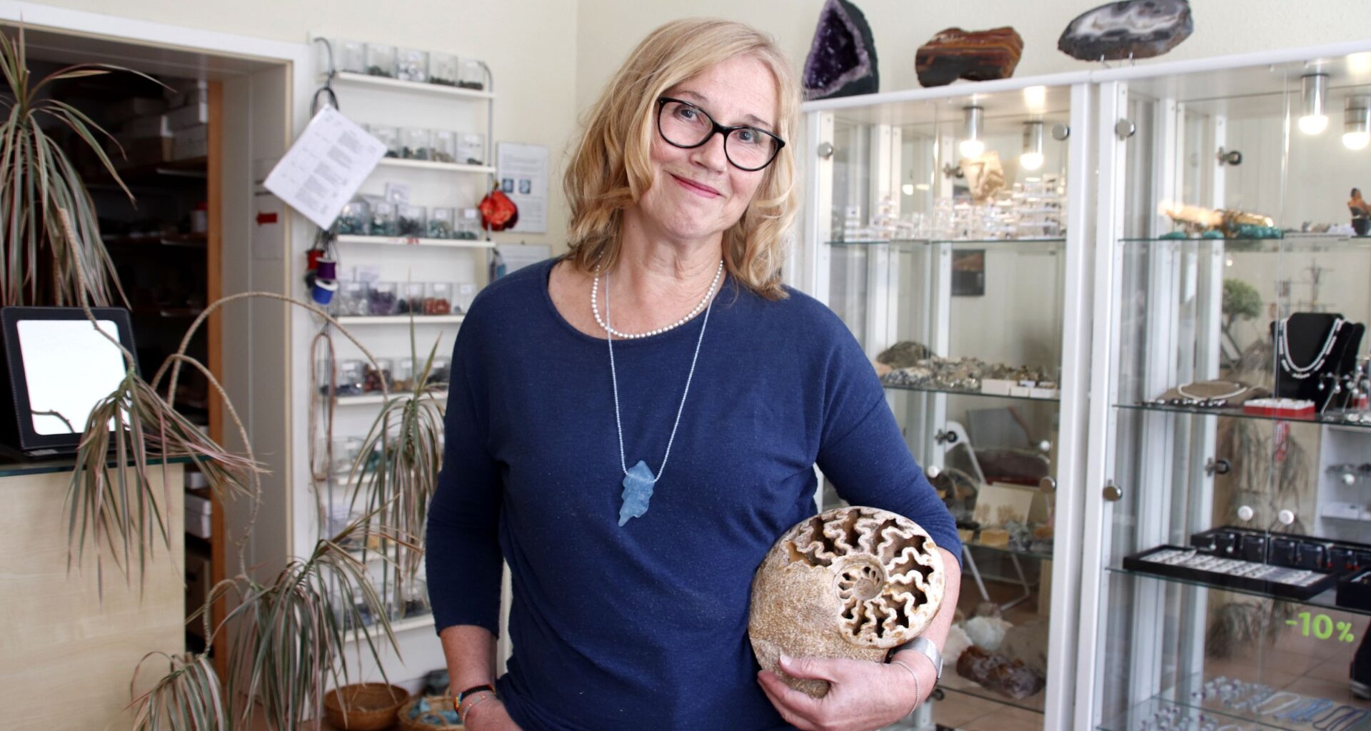 Martina Schöpe in ihrem Laden mit den wundervollen Steinen. Foto: Anton Launer