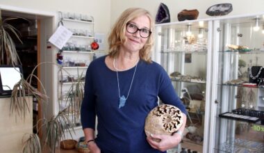 Martina Schöpe in ihrem Laden mit den wundervollen Steinen. Foto: Anton Launer