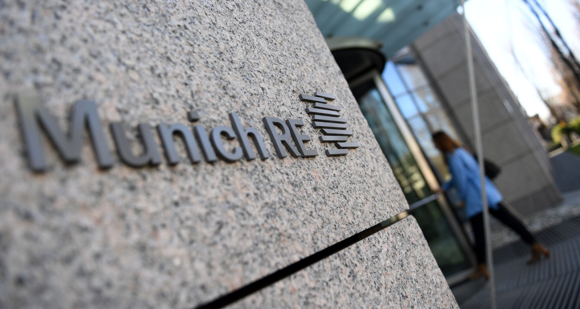 Munich Re warnt vor Unruhenrisiko bei schwachem Wirtschaftswachstum in Europa