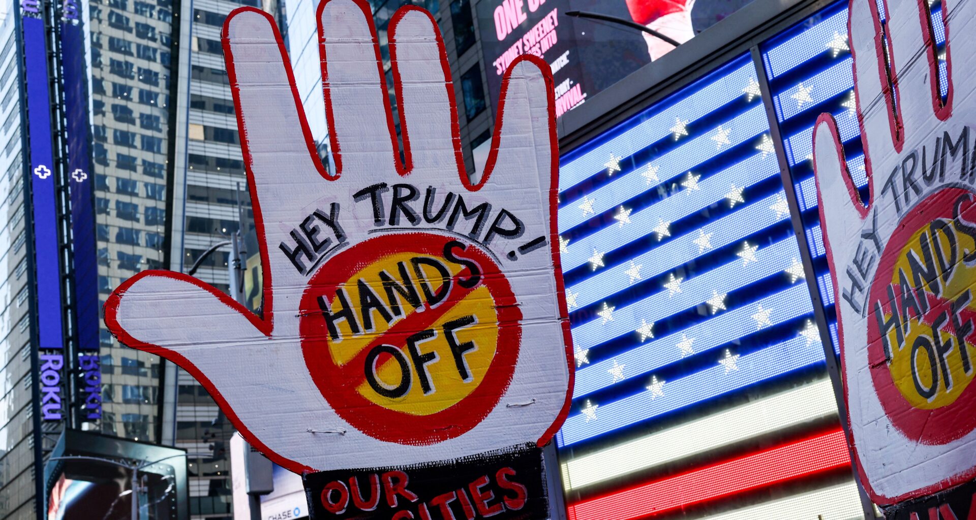 „No Kings“-Demonstranten versammeln sich massenhaft zu Anti-Trump-Kundgebungen