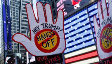 „No Kings“-Demonstranten versammeln sich massenhaft zu Anti-Trump-Kundgebungen