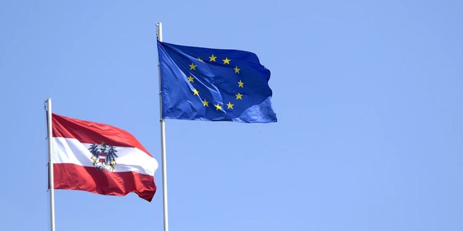 Die Flaggen von Österreich und der EU. (Symbolbild)