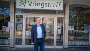 Stadtsuperintendent Bernhard Seiger vor dem Vringstreff.