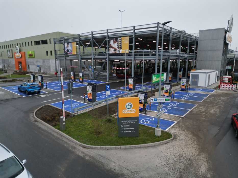 Common combination: Retail is becoming a driver of the expansion of charging infrastructure. One of the largest HPC stations was established at Globus in Eschborn. Internationally, the Schwarz Group is especially active.