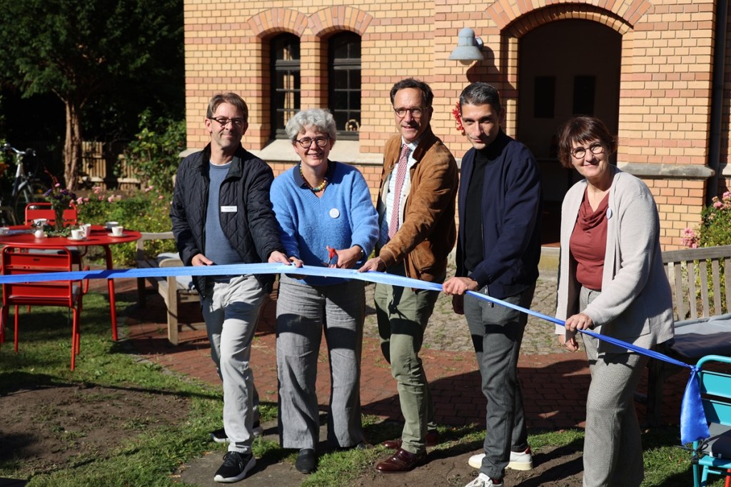 Eröffneten das Café Kränzchen (von links): Guido Haas (Leiter Hauptfriedhof), Susanne Hauswaldt (Geschäftsführende Vorständin, Bürgerstiftung Braunschweig), Florian Kroker (Geschäftsführer, Max Kroker Bauunternehmung), Florian Bernschneider (Vorstand, Baugenossenschaft Wiederaufbau) und Katrin van der Veen (Ehrenamtskoordinatorin, Bürgerstiftung Braunschweig). 