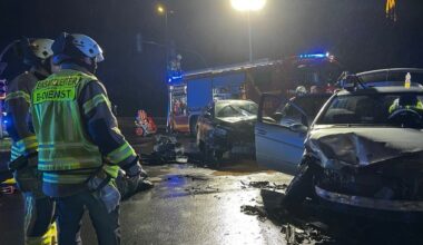 FF Bad Salzuflen: Drei Verletzte bei schwerem Verkehrsunfall auf Hauptkreuzung / ...