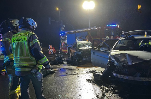 FF Bad Salzuflen: Drei Verletzte bei schwerem Verkehrsunfall auf Hauptkreuzung / ...