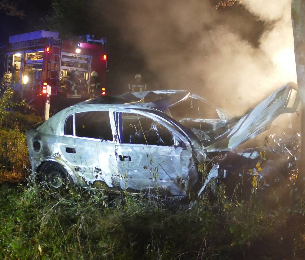 Zwei Verletzte: Auto in Ruppichteroth komplett ausgebrannt