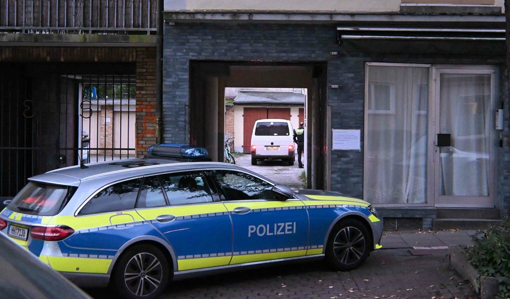 Hamburg: Autofahrer hupt, Mann zieht Messer