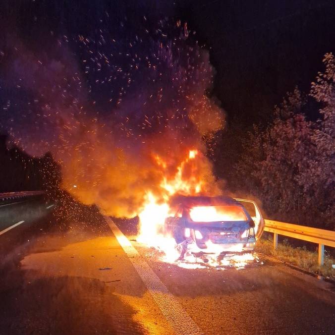 Brennendes Auto auf der A31 bei Bottrop