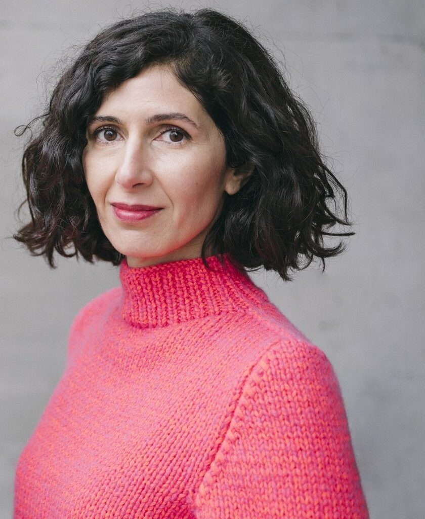Nava Ebrahimi stellt neues Buch „Und Federn überall“ in Haren vor