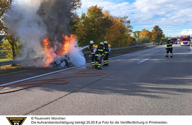 FW-M: Sportwagen auf Autobahn in Flammen (Langwied)