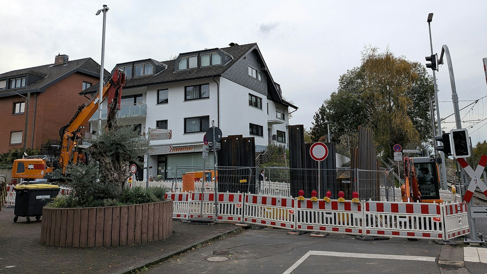 Der Bahnübergang Pohlhausenstraße/Om Jeeßeberch ist aktuell wegen Kanalbaumaßnahmen gesperrt.