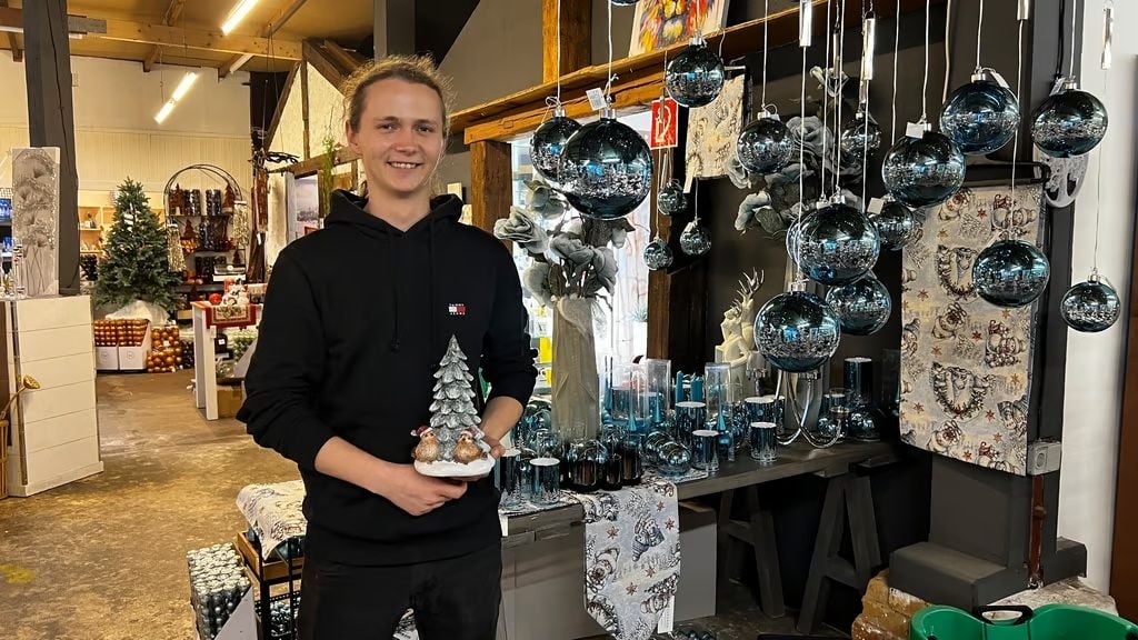 Sascha Schilling steckt in den finalen Vorbereitungen für den Beginn des Weihnachtsgeschäfts. In der Keramikscheune versucht man die Deko nach Farbe zu ordnen. 