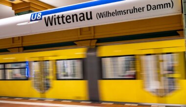 Cuttermesser und Pyrotechnik - Polizei findet Waffen nach Kontrolle an der U8 - Panorama