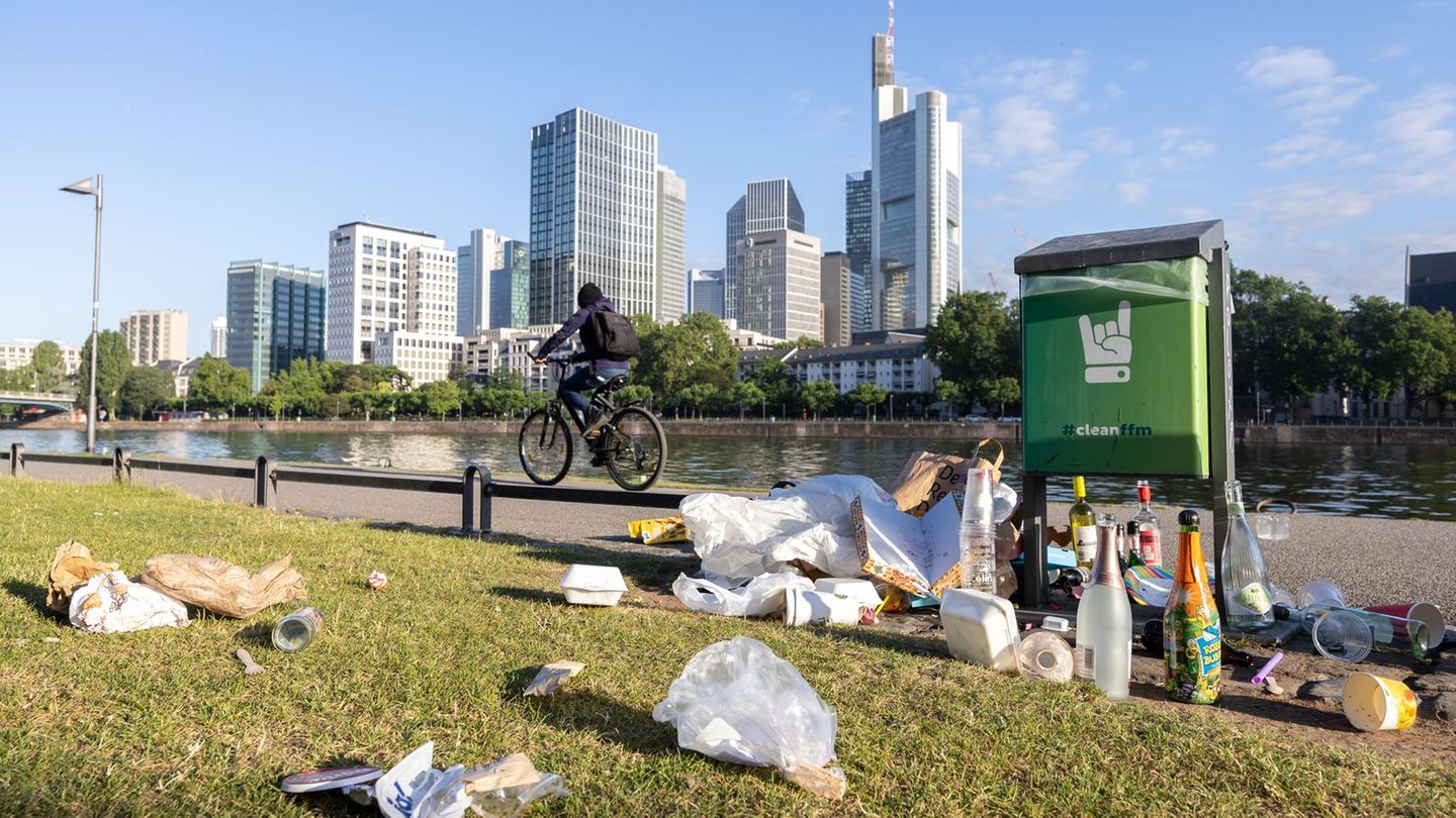 Künftig sollen die Bürgerinnen und Bürger der Mainmetropole mehr aufs Thema Abfall achten. (Symbolbild) Foto: Hannes Albert/dpa