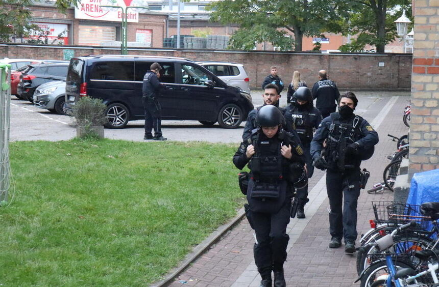 Großeinsatz in Mannheim: Polizisten bedroht