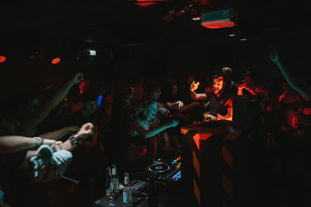 Die Rotunde Bochum verspricht auch am Halloween-Abend eine ausgelassene Stimmung mit besonders viel Party. Mit Halloween-Deko wird der Partyabend gleich viel gruseliger und macht den Abend zu einem ganz besonderen.
(Foto: Rotunde Bochum)