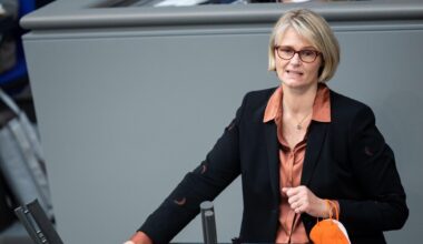 Anja Karliczek am Rednerpult im Bundestag.