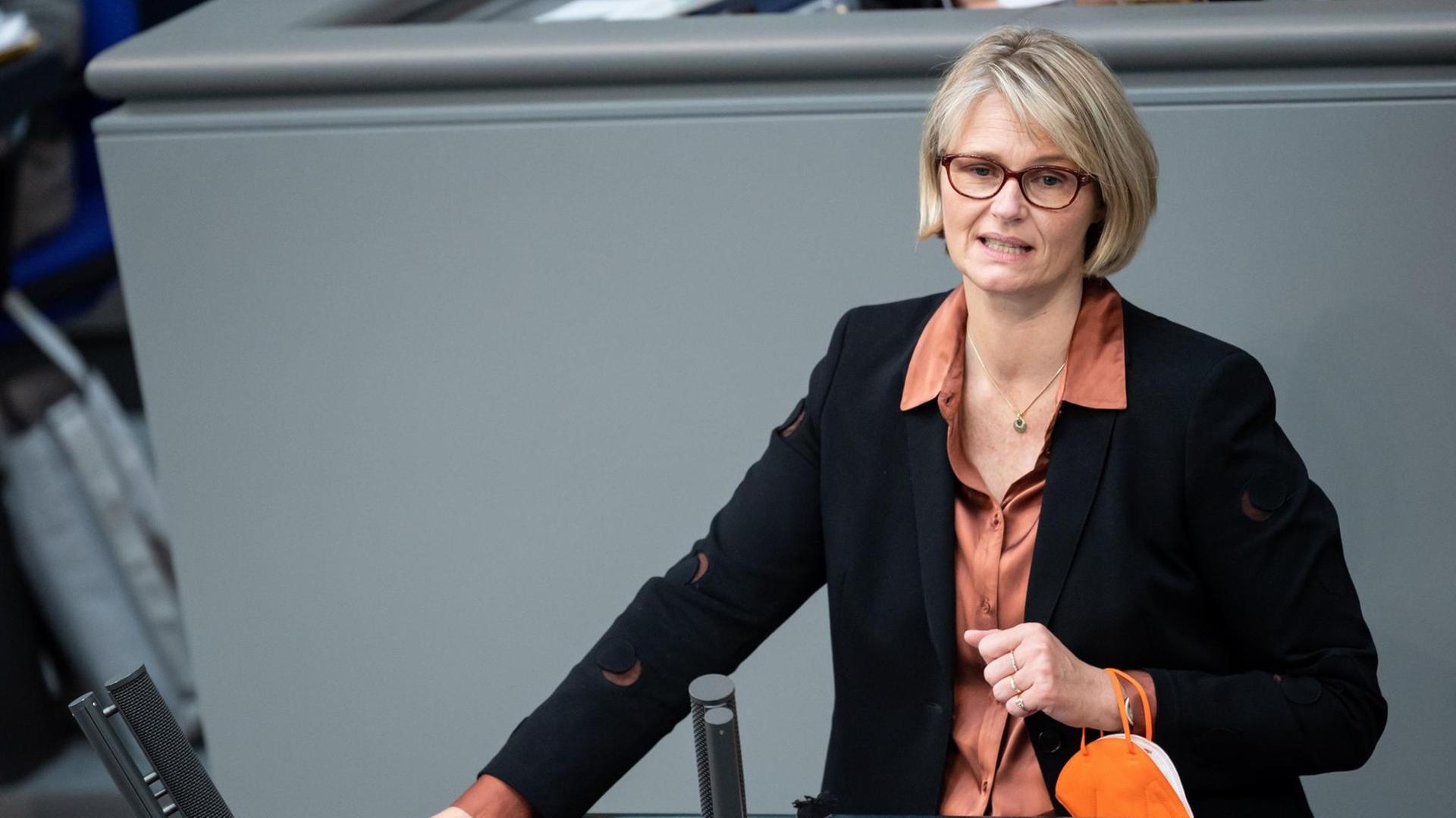 Anja Karliczek am Rednerpult im Bundestag.