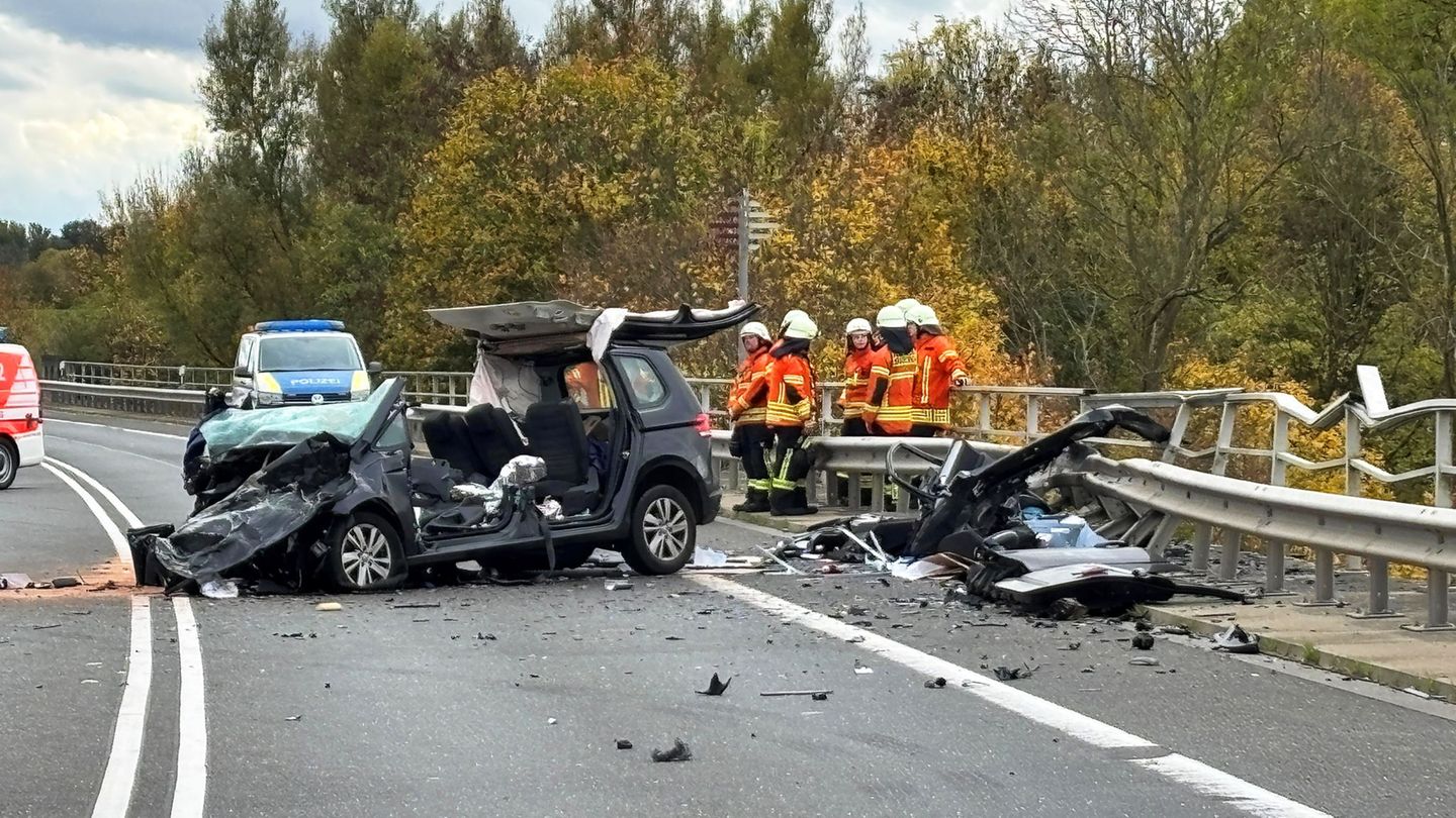Auf der Bundesstraße 4 hat es einen schweren Unfall gegeben. Foto: Benjamin Müller/dpa