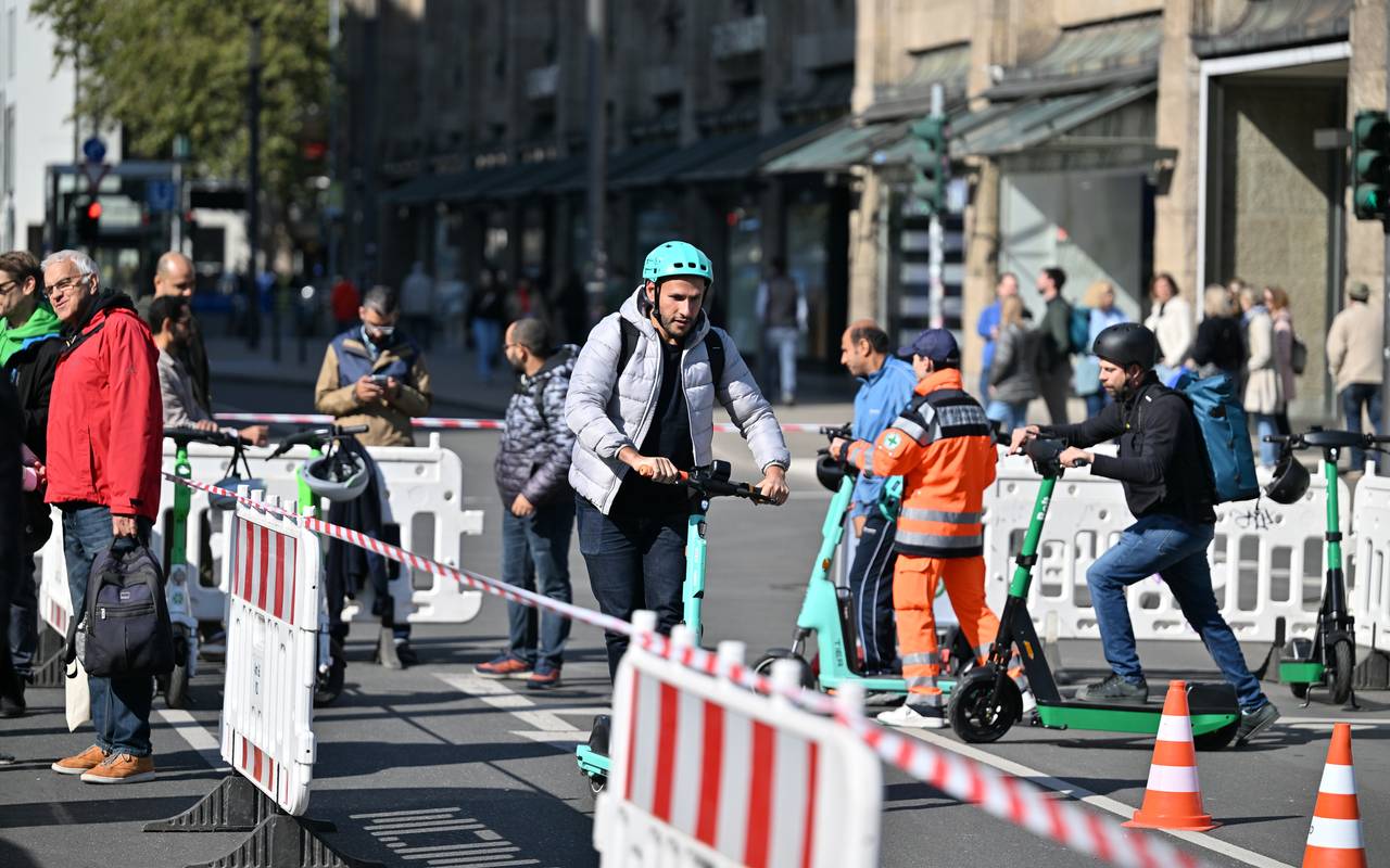 Mehrere Menschen nehmen an einem Sicherheitsparcours für E-Scooter teil.