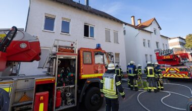 Großer Feuerwehreinsatz in Bielefeld: Zwei Menschen aus Mehrfamilienhaus gerettet