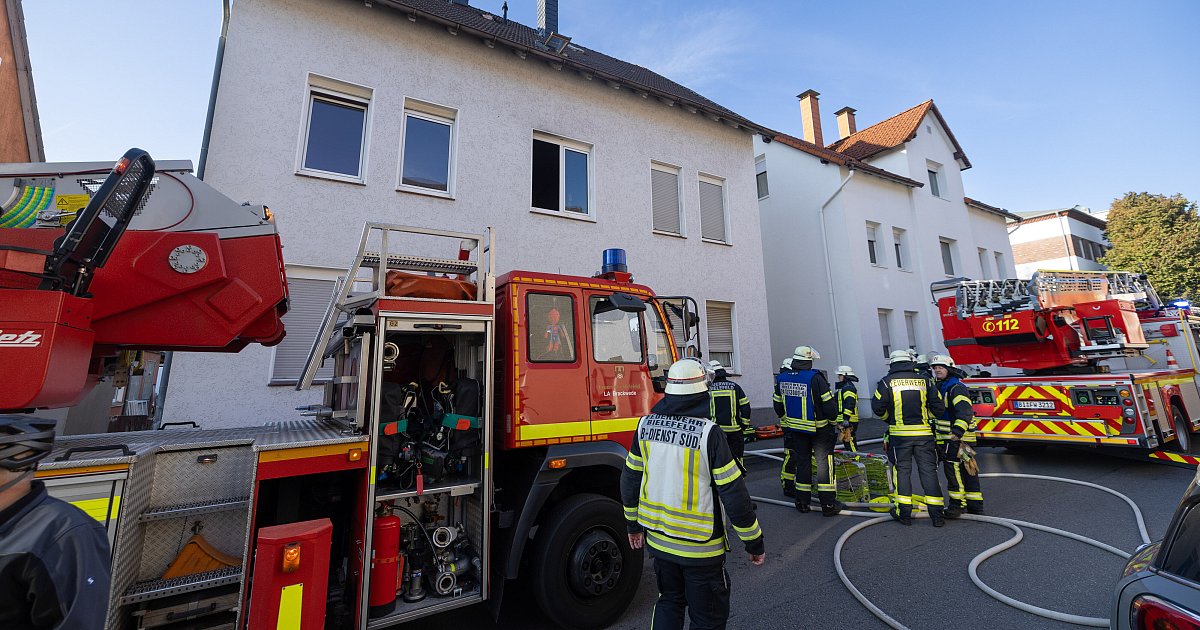 Großer Feuerwehreinsatz in Bielefeld: Zwei Menschen aus Mehrfamilienhaus gerettet