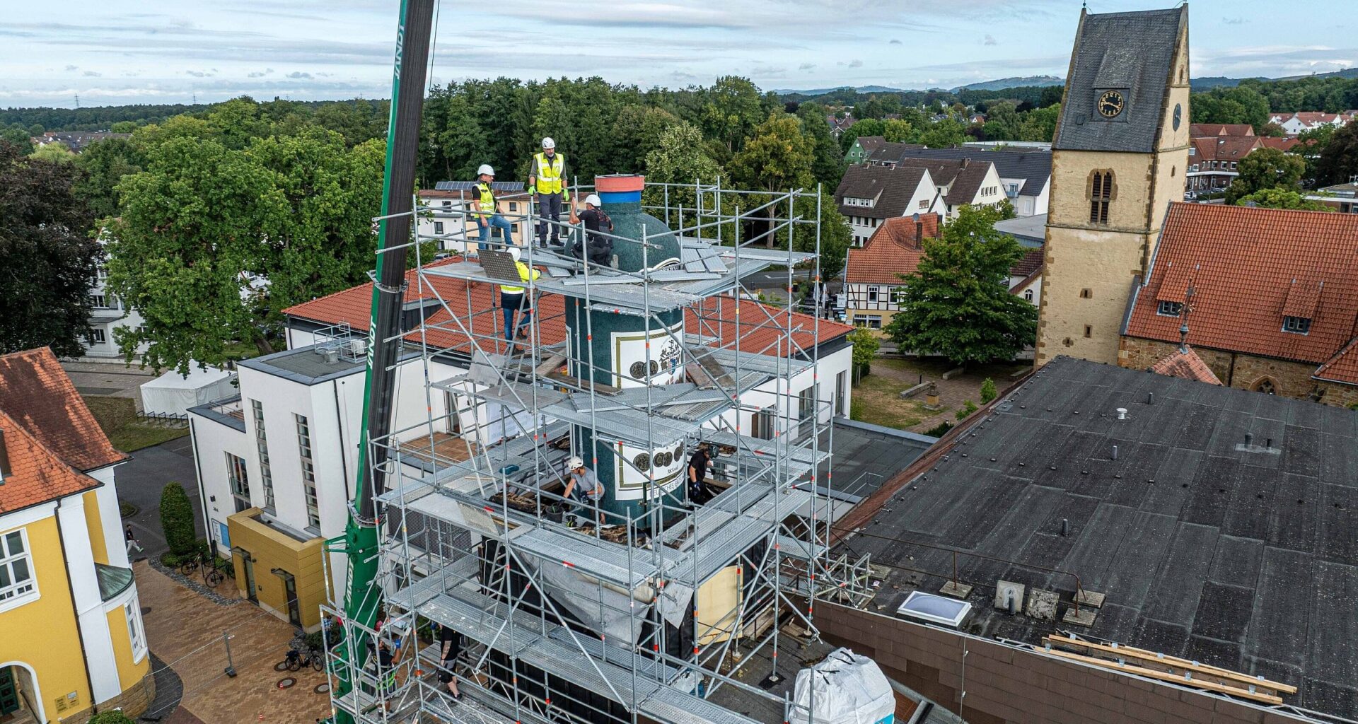 Spannung um Steinhagens Wahrzeichen: Die neue XXL-Flasche kommt aufs Dach | Haller Kreisblatt