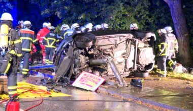 Mast bohrt sich ins Auto: Drei Verletzte nach Unfall in Hamburg