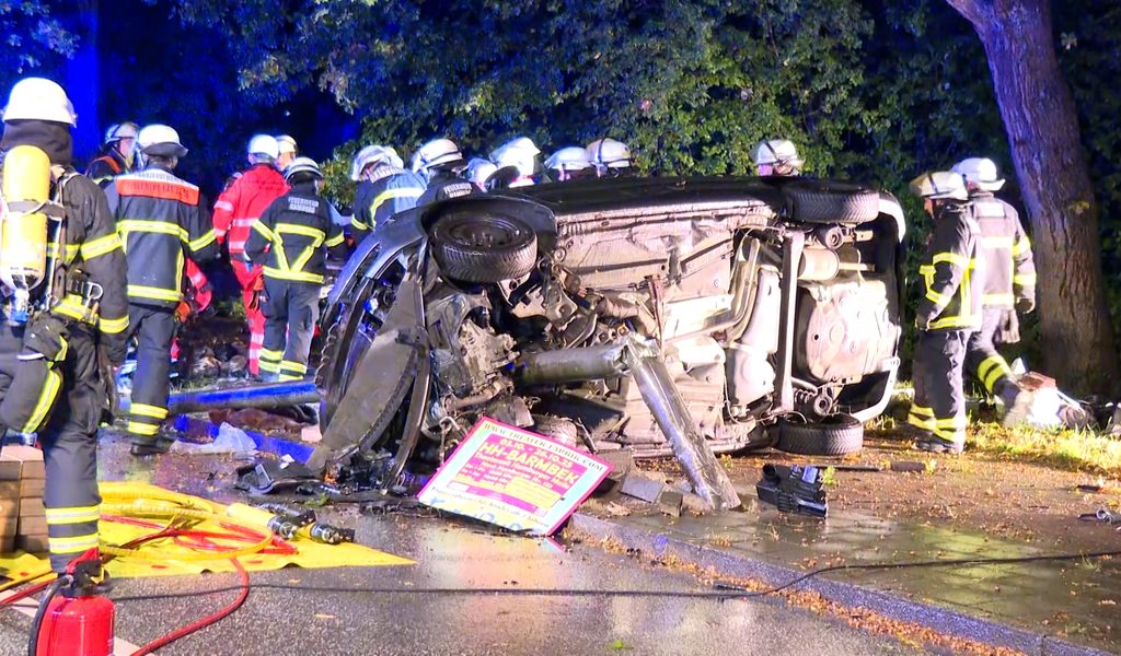 Mast bohrt sich ins Auto: Drei Verletzte nach Unfall in Hamburg
