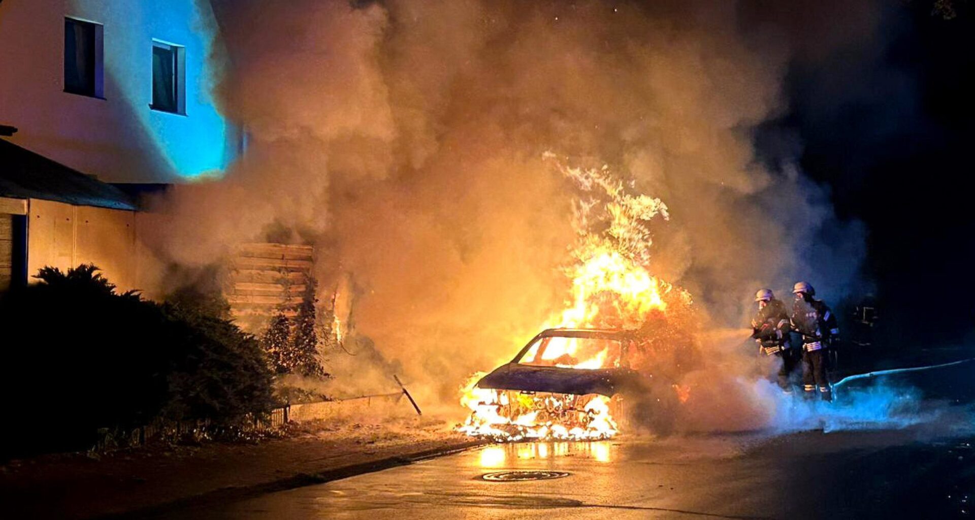 Plötzlich brennt in Steinhagen ein Auto: Feuerwehr-Einsatz verhindert Schlimmeres | Haller Kreisblatt