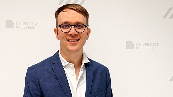 Professor Dr. Georg Bucher ist seit September 2025 Juniorprofessor für Evangelische Religionspädagogik an der Abteilung Theologie und Diakonie der Fakultät für Geschichtswissenschaft, Philosophie und Theologie. - © Universität Bielefeld