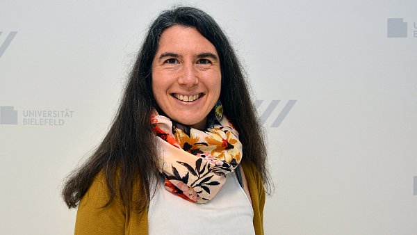 Professor Lena Neuenkamp (39) ist seit April 2025 Juniorprofessorin für Biodiversität und Ökosystem Renaturierung an der Fakultät für Biologie. - © Universität Bielefeld