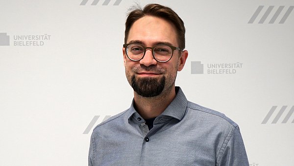 Professor Dr. Malte Rösner wurde im September 2025 zum Universitätsprofessor für Theoretische Festkörperphysik an der Fakultät für Physik berufen. - © Universität Bielefeld