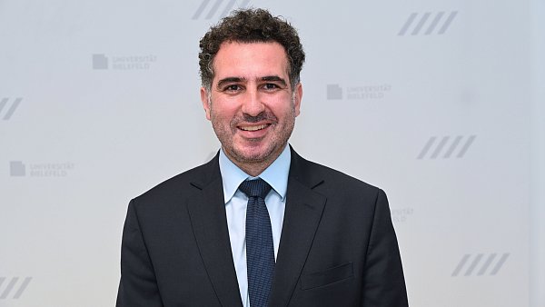 Professor Dr. Omid Nikoubashman ist seit Juni 2025 Professor für Neuroradiologie an der Medizinischen Fakultät OWL der Universität Bielefeld. - © Manuel Bünemann