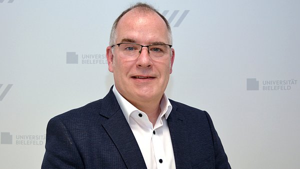 Professor Dr. Johannes Tebbe wurde im April 2025 zum Professor für Gastroenterologie und Infektiologie an die Medizinischen Fakultät der Universität Bielefeld berufen. Johannes Tebbe ist seit 2008 Chefarzt der Klinik für Gastroenterologie und Infektiologie am Klinikum Lippe. - © Universität Bielefeld