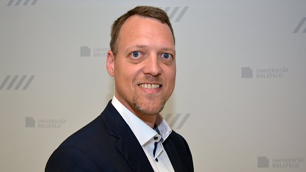 Professor Dr.-Ing. Till Tiso hat im Mai 2025 die Professur für Systembiotechnologie an der Technischen Fakultät übernommen. - © Universität Bielefeld